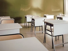 Rodzice mają nie przyjeżdżać pod szkołę i nawet nie stać przed budynkiem. Nowe wytyczne MSWiA budzą sprzeciw