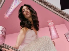 Glossy Hair bez wizyty w salonie. Ta płukanka po myciu wygładza włosy w 10 sekund