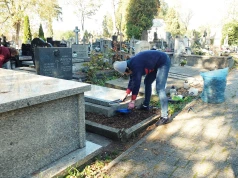Mycie grobów przed Wszystkich Świętych – z usług firm korzystają ludzie starsi i zapracowani