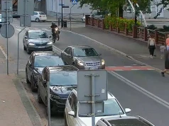 Na jednym kole, po chodniku i wyprzedzanie na pasach! 16-latek zaszalał w Kościanie