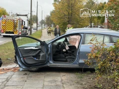Ciężarówka wjechała na czerwonym świetle. Zderzenie z Fordem, auto koziołkowało