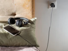 Ładujesz telefon na łóżku albo pod poduszką? Lepiej znajdź mu twardą powierzchnię