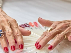 Ten manicure robi wielką różnicę po 60. Efekt widać od razu