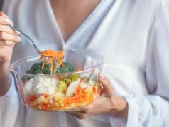 Jedna zmiana podczas posiłku może pomóc jelitom. Chodzi o kolejność