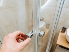 Tani patent na czystą kabinę prysznicową. Zacieki przestaną być problemem