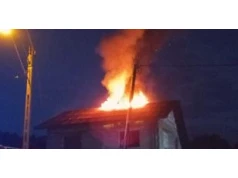 Pożar poddasza w Żywcu. Strażacy wynieśli z domu butlę z gazem