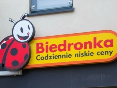 Nowe promocje w Biedronce na Wszystkich Świętych. Znicze już od 9,99 zł, promocje 4+4, a chryzantemy za symboliczne grosze