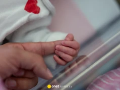 Skazany mógł przytulić dziecko w szpitalu. Przełomowa decyzja dyrekcji więzienia