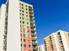 Zakaz dla drzwi i okien w bloku. Sąsiedzi narażają wszystkich na straty