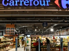 Carrefour pod presją. W Polsce sprzedaż w dół, grupa tnie prognozy