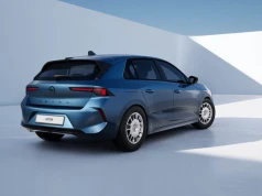 Goły Opel Astra Start trafia do Włoch. Hybryda 145 KM za 32.450 euro