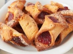 Kiedyś piekła je każda babcia, dziś mało kto o nich pamięta. Ciasteczka szlafroczki to hit do kawy