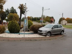 Zostawił samochód na środku ronda, a potem utknął w rowie melioracyjnym. Był kompletnie pijany