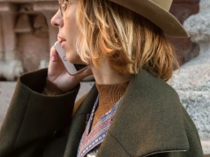 Najmodniejszy dodatek jesieni? Nie beret, nie beanie. Ten model robi karierę na głowach