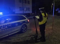 Dwóch nastolatków na jednej hulajnodze. 16-latek złamał rękę po zderzeniu ze słupkiem