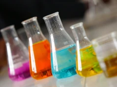 10 pytań z chemii na poziomie podstawówki. Dorośli się w tym gubią