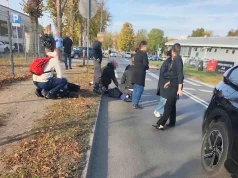 Wypadek. Potrącenie dzieci na przejściu dla pieszych, leżą na ziemi, na miejscu służby ratunkowe