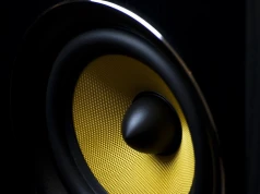 Tuba do samochodu – kiedy postawić na subwoofer z obudową?