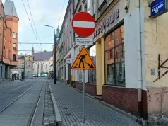 Niebezpieczny znak na ul. Bytomskiej w Mysłowicach. Przechodzień uderzył się w głowę