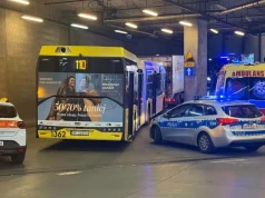 Zderzenie ciężarówki z autobusem na wyjeździe z podziemnego dworca przy Galerii Katowickiej. Nie żyje jeden z kierowców