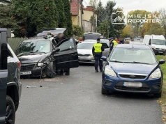 Policyjny pościg na Zaciszu. Chrysler rozbił się o ogrodzenie posesji
