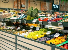 "Zero pozostałości pestycydów” robi furorę w Auchan. Ekspert wyjaśnia, co kryje się za nazwą