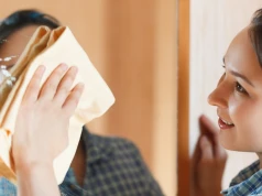 Dodaję 2 krople do wody i poleruję lustro. Nie ma smug i lśni jak nowe