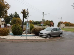 Kierowca z 4 promilami ugrzązł w błocie. Auto zaparkował na rodzie! To nie koniec jego kłopotów!