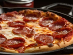 Pizzę na grubym cieście robię na patelni. Smakuje jak z restauracji