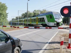 Żółte światła i sekundniki na przejazdach kolejowych. Ministerstwo myśli