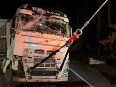 Ciężarówka wypadła z drogi, uderzyła w drzewo. Kierowca miał sporo szczęścia