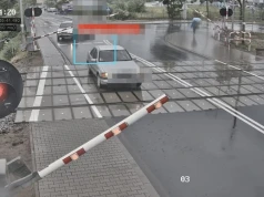Śmierć może być o sekundy! Kierowcy ignorują czerwone światło i wjeżdżają pod zamykające się rogatki