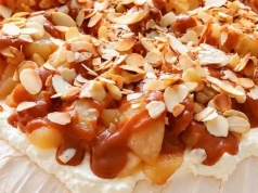 Klasyka w jesiennej odsłonie. Pavlova z jabłkami, gruszkami i karmelem