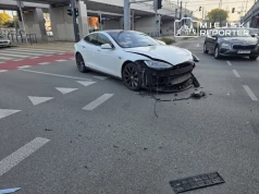 Zderzenie Tesli z Mercedesem na Rondzie Tybetu. Dwie osoby uciekły pieszo