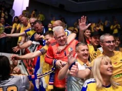 Wielka radość Industrii Kielce. Piłkarze ręczni mistrza Polski z kibicami fetowali zwycięstwo z HC Kriens Lucerna i awans do kolejnej rundy