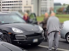 Atak kierowcy Porsche w Warszawie. Świadek twierdzi, że agresor mógł mieć pistolet