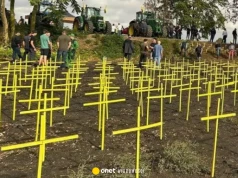 Żółte krzyże pojawiły się we Francji. Każdy z nich coś symbolizuje