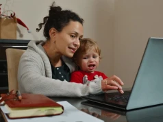 Matki o pracy zdalnej. "Ciągle słyszę, że jak dziecko w żłobku, to pewnie mam czas na paznokcie"
