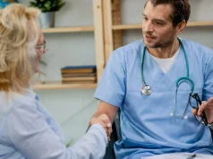 Badania kliniczne wciąż budzą obawy. Eksperci wyjaśnią, dlaczego nie warto wierzyć mitom