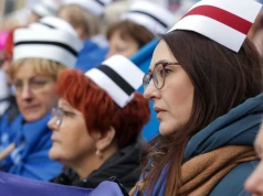 Dwa słowa w ustawie o pensjach medyków niepokoją związki. Chcą je wykreślić w Senacie
