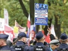 Awantura pod TK. Polacy ocenili działania policji w nowym sondażu