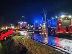 Dwie osoby poszkodowane. Czołowe zderzenie osobówek (ZDJĘCIA)