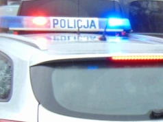 Chciała przepuścić karetkę i doszło do wypadku. Trzy rozbite auta w Warszawie