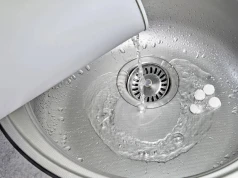 Co się dzieje, kiedy lejesz wrzątek do zlewu? Hydraulik mówi wprost