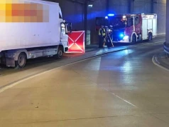 Nie żyje 45-letni kierowca Mercedesa. Samochód stoczył się na autobus