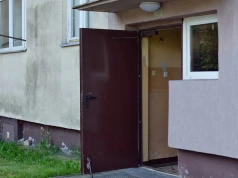 Tak sąsiedzi narażają cały blok na straty. Chodzi o okna i drzwi na klatce