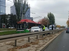 Zderzenie dwóch aut na Al. Kraśnickiej w Lublinie. Lewy pas zablokowany