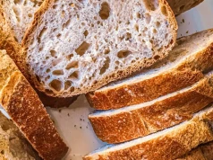 Chleb w lodówce czerstwieje szybciej niż na blacie. Nie chodzi o wysychanie, tylko o skrobię, która wraca do dawnej formy