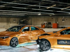 Mercedes rozbił dwa CLA z różnymi napędami. Kabiny pasażerskie pozostały stabilne, a obudowa akumulatora przetrwała