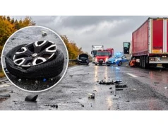 Groźna kraksa na S10! 84-latek wyprzedzał ciężarówkę